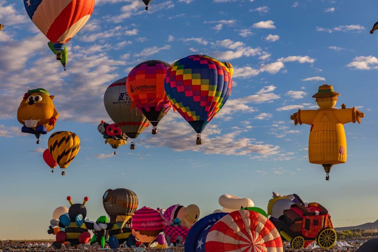 Sucede desde hace 49 años. Los cielos sobre la ciudad de Albuquerque, en el estado de Nuevo Mexico (EE UU) cambian sus habituales tonos azules por una paleta multicolor, la de alrededor de 600 globos aerostáticos que sobrevuelan la ciudad en el Balloon Fiesta, el mayor festival de globos del mundo.