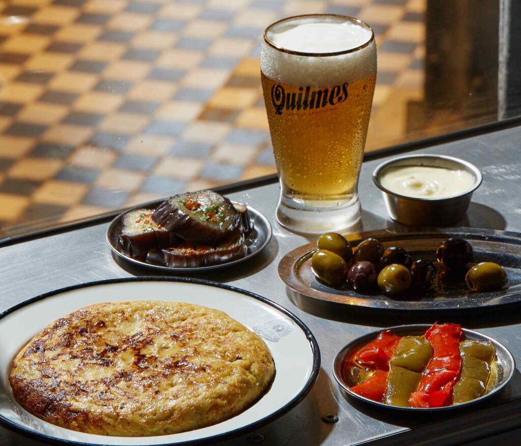 La visita completa a la Cervecería y Maltería Quilmes incluye un menú completo: entrada, plato principal, cerveza y postre.
