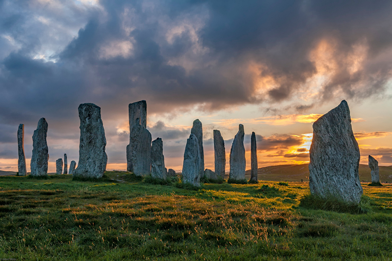 Las Piedras de Callanish son un conjunto de menhires levantados en época prehistórica. Están situadas en las cercanías de la población de Callanish en la costa oeste de la isla de Lewis