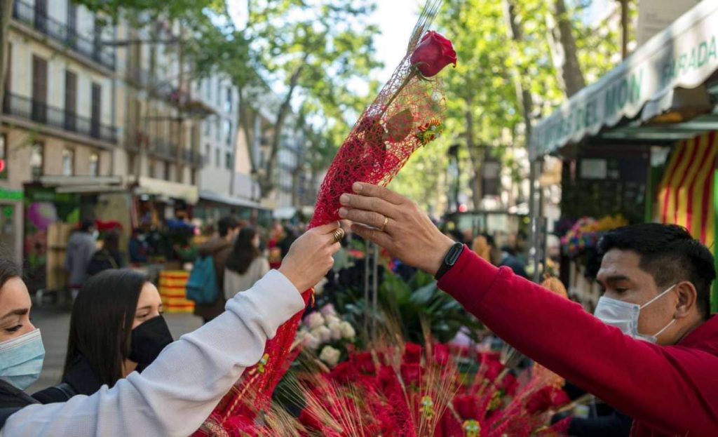 Entre rosas y libros Cataluña celebra a Sant Jordi