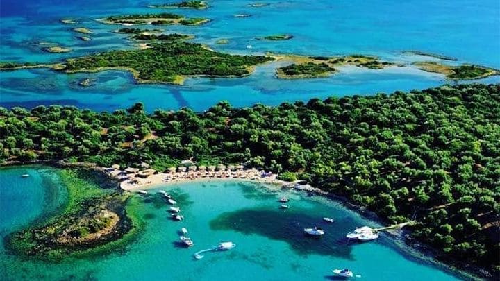 PLAYA DE MONOLIA, ISLA DE LICHADONISIA, KAMENA VOURLA, GRECIA Esta en el puesto 6 entre las 22 mejores playas de Europa de este año